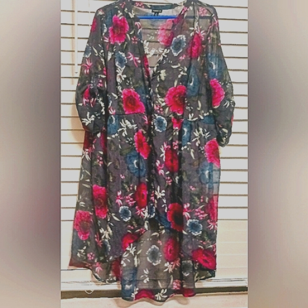 Flowy Torrid Blouse. Beautiful red and fushia.